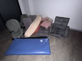 un canapé et un fauteuil dans une pièce où il y a un tapis bleu au sol