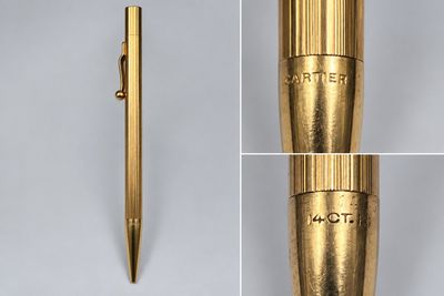 un gros plan d'un stylo doré muni d'un capuchon métallique