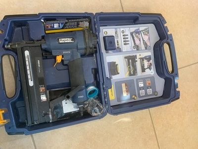 une boîte à outils bleue avec des outils sur le sol