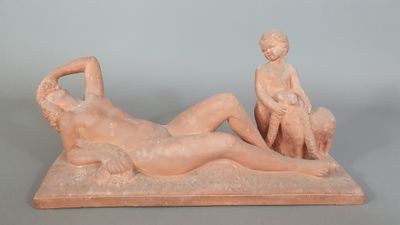 une image représentant une statue d'une femme allongée sur le dos d'un homme
