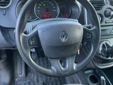 l'intérieur d'une voiture avec un volant et des commandes sur le tableau de bord