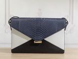 un gros plan d'une pochette bleue et blanche posée sur une table