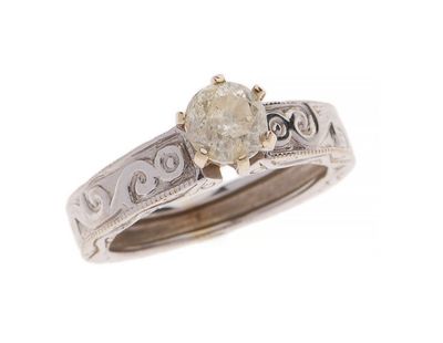 une photo d'une bague en diamant sur fond blanc