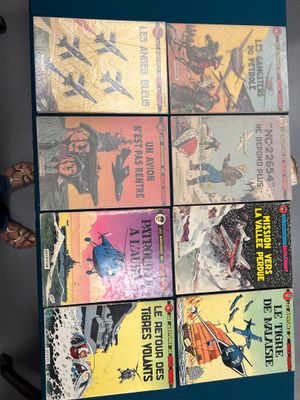 beaucoup de livres posés sur une table bleue