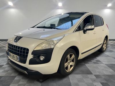 une voiture blanche est garée dans une pièce au sol à carreaux