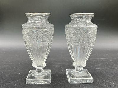 une paire de vases en verre transparent posés sur une table