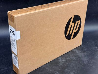 une boîte portant le logo HP, posée sur une table