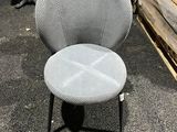 une paire de chaises grises posées sur un sol recouvert de moquette