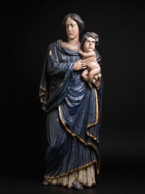 une statue de femme tenant un enfant dans ses bras