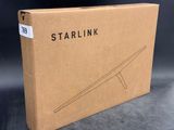 une boîte en carton portant le logo Starlink