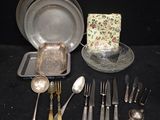 beaucoup de couverts, disposés sur une table noire