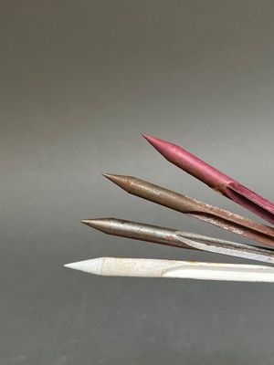 plusieurs crayons de couleur sont empilés les uns sur les autres