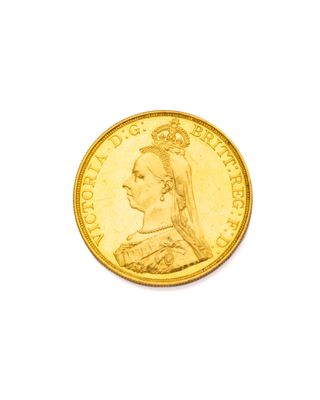 une image d'un gros plan d'une pièce d'or sur un fond blanc