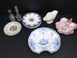 de nombreux types d'assiettes et de bols différents sur la table