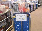beaucoup de cartons qui sont entreposés dans un entrepôt