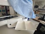 une machine posée sur une table dans une pièce