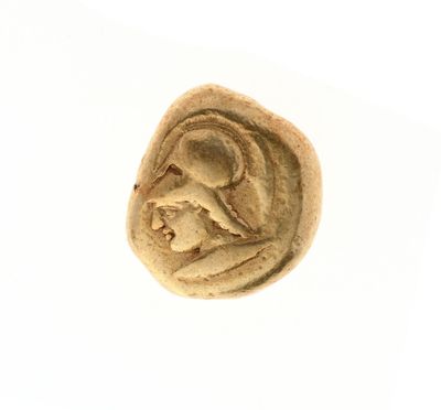 un gros plan d'une pièce d'or sur laquelle figurent une femme et un enfant
