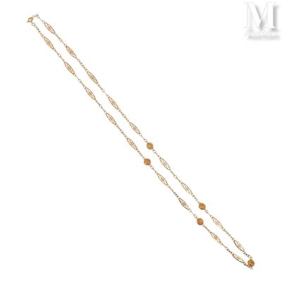 une paire de bracelets plaqués or sur fond blanc