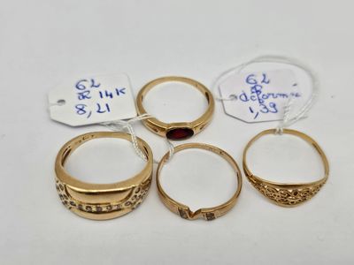 quatre bagues en or ornées de grenats et de pendentifs
