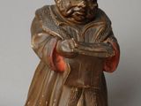 statue d'un homme tenant un livre dans la main droite