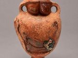 un vase marron orné d'un oiseau sur un fond gris