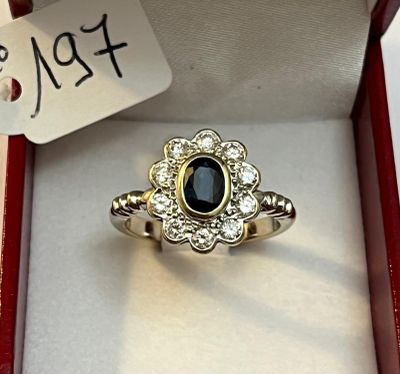 Bague " Pompadour " en or gris, sertie d'un saphir, calibran…