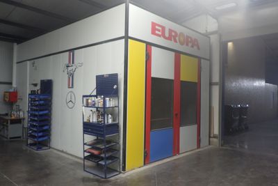une photo d'un garage avec un grand tableau accroché au mur