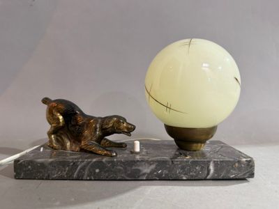 lampe de bureau à décor d'un chien en régule, globe en verre…