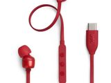 une image représentant une paire d'écouteurs rouges reliés à un câble USB
