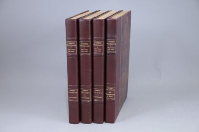 trois livres sont empilés sur une surface blanche