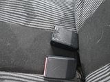 la banquette arrière d'une voiture dans laquelle se trouve un téléphone portable