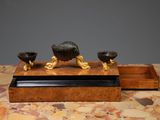 une boîte en bois posée sur une table, sur laquelle se trouvent trois bols
