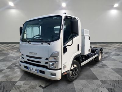 un camion blanc garé sur un sol à carreaux
