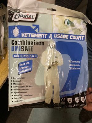 une personne tenant un sac de fournitures médicales à la main