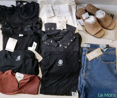 plusieurs jeans, une chemise, une paire de sandales et une paire de tongs