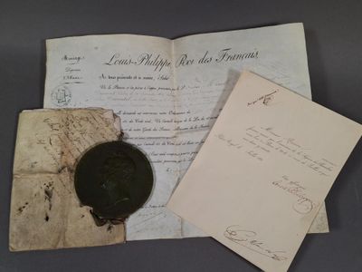 une feuille de papier portant un cachet de cire et une feuille de papier portant un cachet de cire