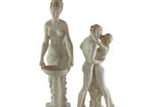 deux statues d'un homme et d'une femme debout l'une à côté de l'autre