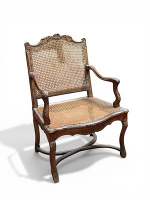 FAUTEUIL à la Reine en bois mouluré, l'assise et le dossier …