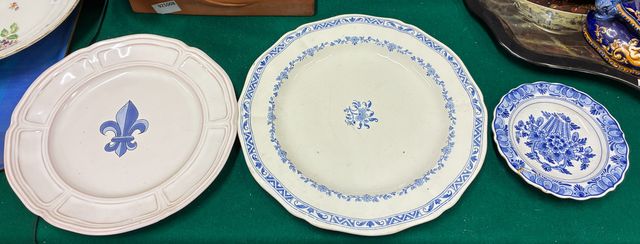 Assiette Gien, assiette Henriot Quimper et petite coupelle Delft 
