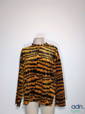 un pull à imprimé tigré orange et noir sur un mannequin, un mannequin, un mannequin, un mannequin, un mannequin, un mannequin, un mannequin, un mannequin, un mannequin, un mannequin, un mannequin, un mannequin, un mannequin, un mannequin, un mannequin, un mannequin, un mannequin, un mannequin, un mannequin, un mannequin, un mannequin, un mannequin, un mannequin, un mannequin, un mannequin, un mannequin, un mannequin, un mannequin, un mannequin, un mannequin, un mannequin, un mannequin,