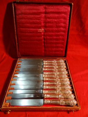 Un écrin de 12 couteaux de table fin XIXe , manches argent m… - Photo 1