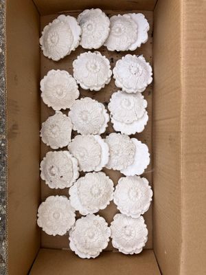 une boîte en carton contenant un bouquet de fleurs blanches