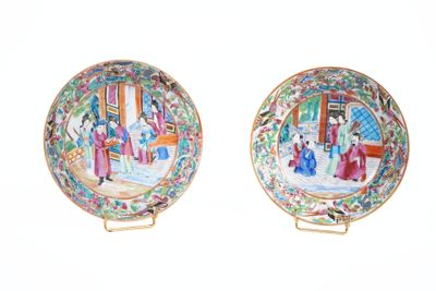 paire d'assiettes en porcelaine chinoise ornées de motifs sur fond blanc