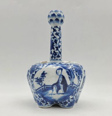 bouteille en porcelaine bleue et blanche représentant une femme dans un paysage