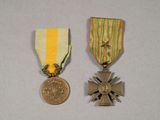 deux médailles et une médaille posées sur une table avec un fond blanc