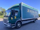 un camion vert garé sur le parking