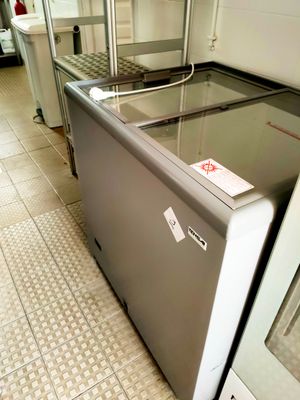 une image d'une cuisine commerciale avec des appareils en acier inoxydable