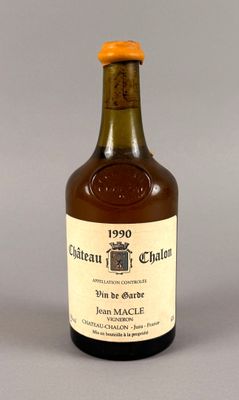 une bouteille de vin posée sur une table