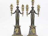 paire de bougeoirs anciens en bronze, ornés de figures féminines sur des socles