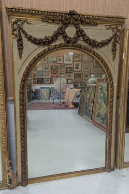 un miroir posé sur le sol devant un mur